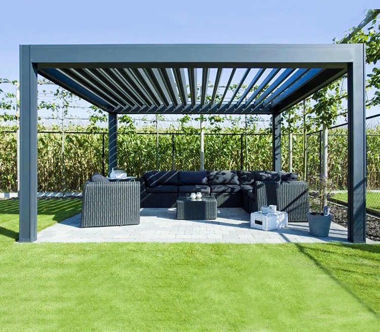 Moderne Pergola mit einem Sitzbereich aus schwarzen Möbeln und Rasenfläche im Hintergrund. | my-pergola24.com