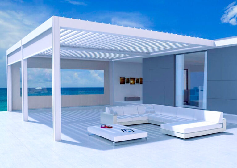 Weiße Pergola mit verstellbaren Lamellen und einem modernen Lounge-Bereich aus weißen Möbeln. | my-pergola24.com