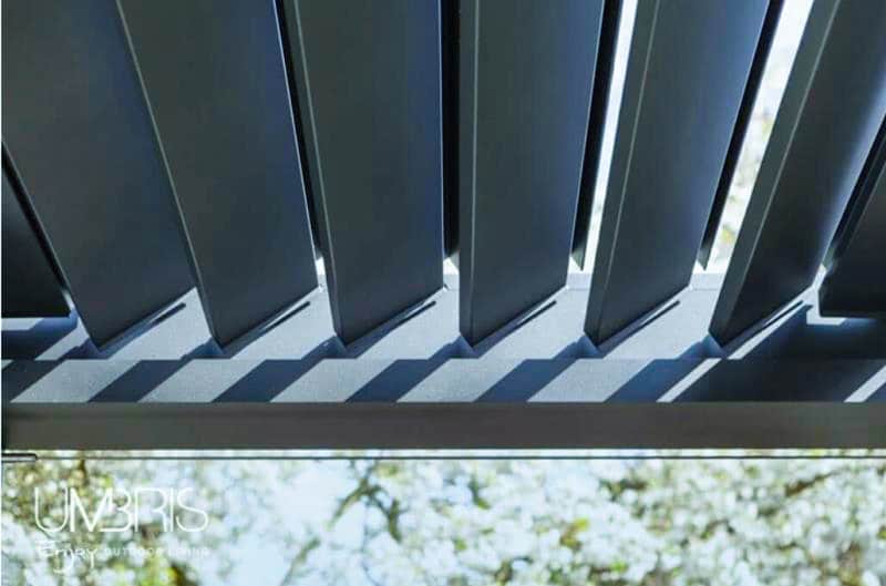 Detailansicht von Lamellen einer modernen Pergola, die Schatten und Licht regulieren. | my-pergola24.com