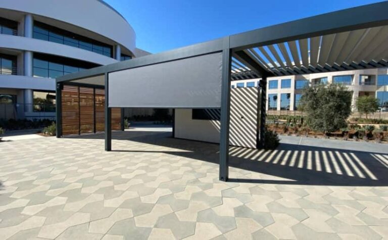 Anthrazitfarbenes Lamellendach von my-pergola24.com an einem modernen Gebäude