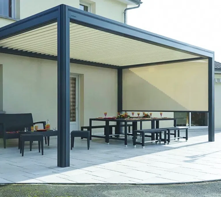 Lamellendach mit Wandmontage über einer Terrasse mit Tisch und Stühlen