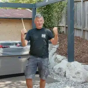 Mark-Kühler-beim-Lamellendachaufbau-my-pergola24-min