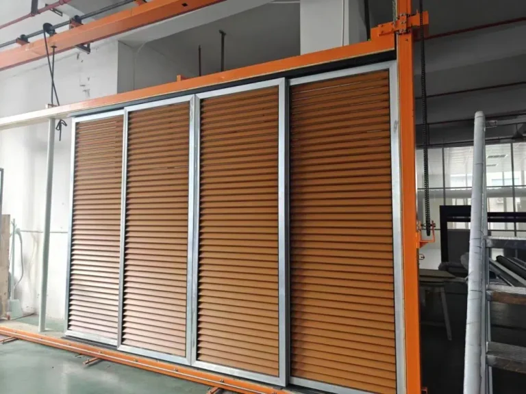 Braune Aluminium-Jalousien mit horizontalen Lamellen. - my-pergola24