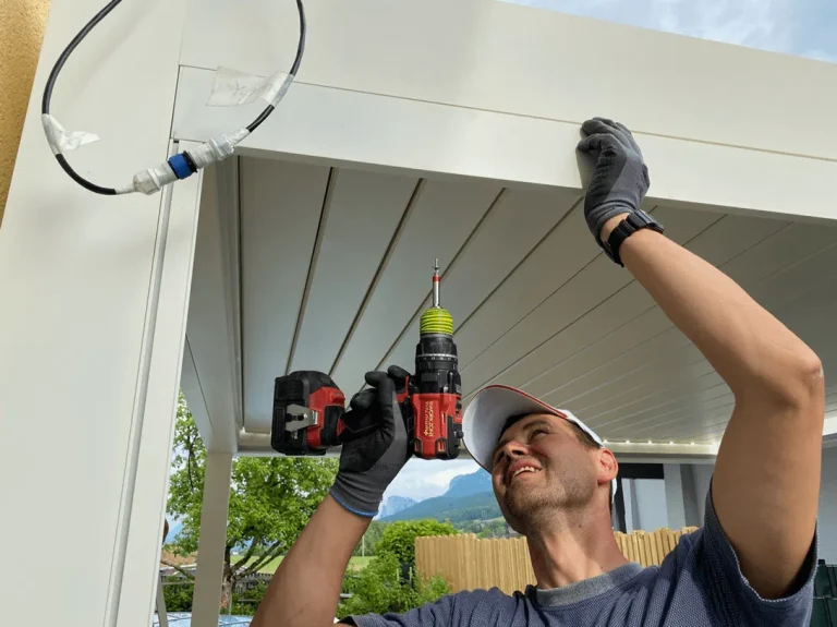 Ein Mann montiert eine Konstruktion mit einem Akkuschrauber. - my-pergola24