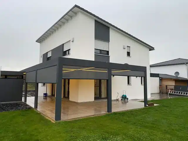 Lamellendach in Anthrazit am Haus, mit LED-Licht und Screens an den Seiten