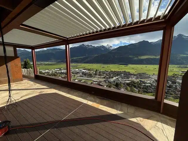 Pergola Lamellendach mit Heizstrahler – ganzjährig draußen wohnen.