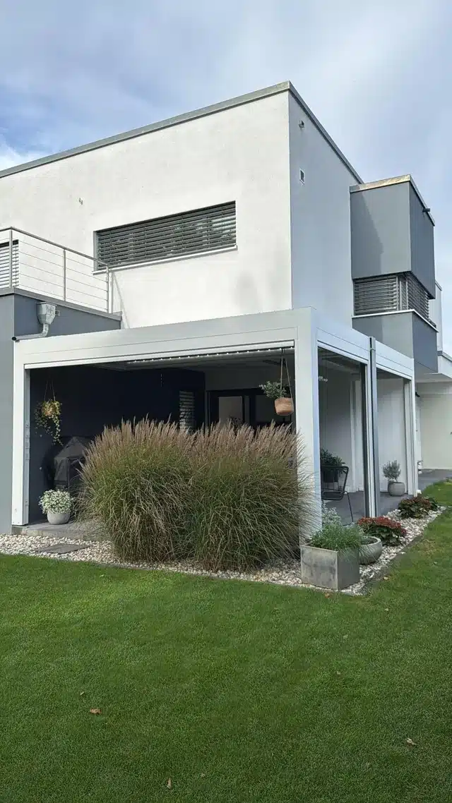 Lamellendach Pergola mit Glaswänden – Schutz bei jedem Wetter