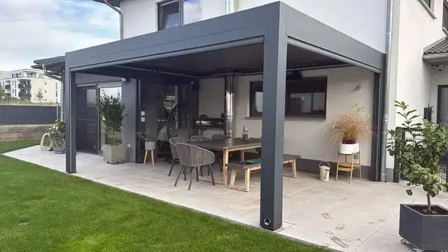 Maßgefertigtes Lamellendach – Pergola für Terrasse und Garten