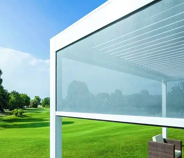 Lamellendach in Weiß mit Screen-Seitenelement und freiem Blick auf einen Golfplatz
