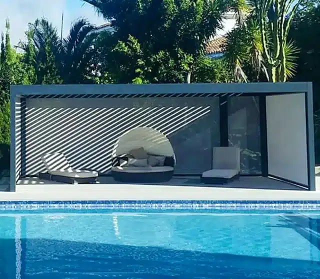 Anthrazites Lamellendach am Pool mit Glas- und Stoffseitenwand sowie Daybed und Sonnenliegen