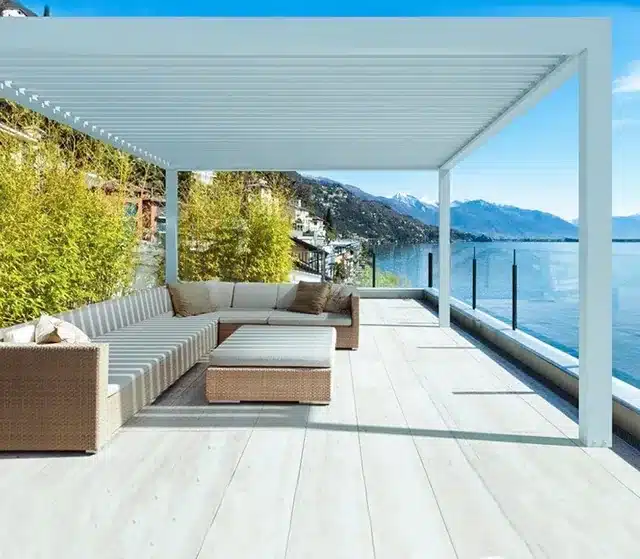 Visualisierung eines weißen Lamellendachs auf einer Seeterrasse mit Loungesofa und Bergpanorama