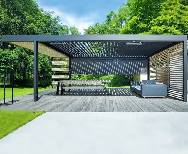 Visualisierung eines anthrazitfarbenen Lamellendachs mit Holzlamellen-Seitenwand und Terrassendielen