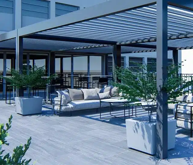 3D-Bild: großes graues Lamellendach auf einer Dachterrasse. Dazu Sofas und Pflanzen in Kübeln