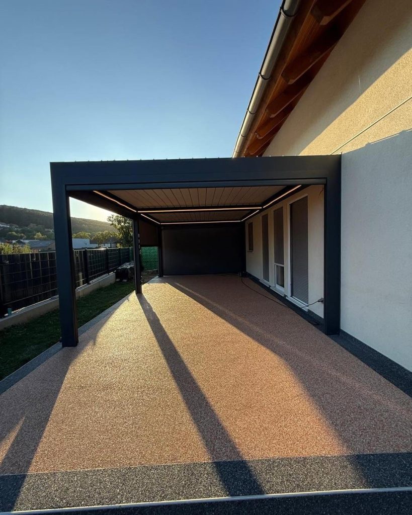 Anthrazitfarbenes Lamellendach in Niederösterreich an der Hausseite, Blick entlang der überdachten Terrasse