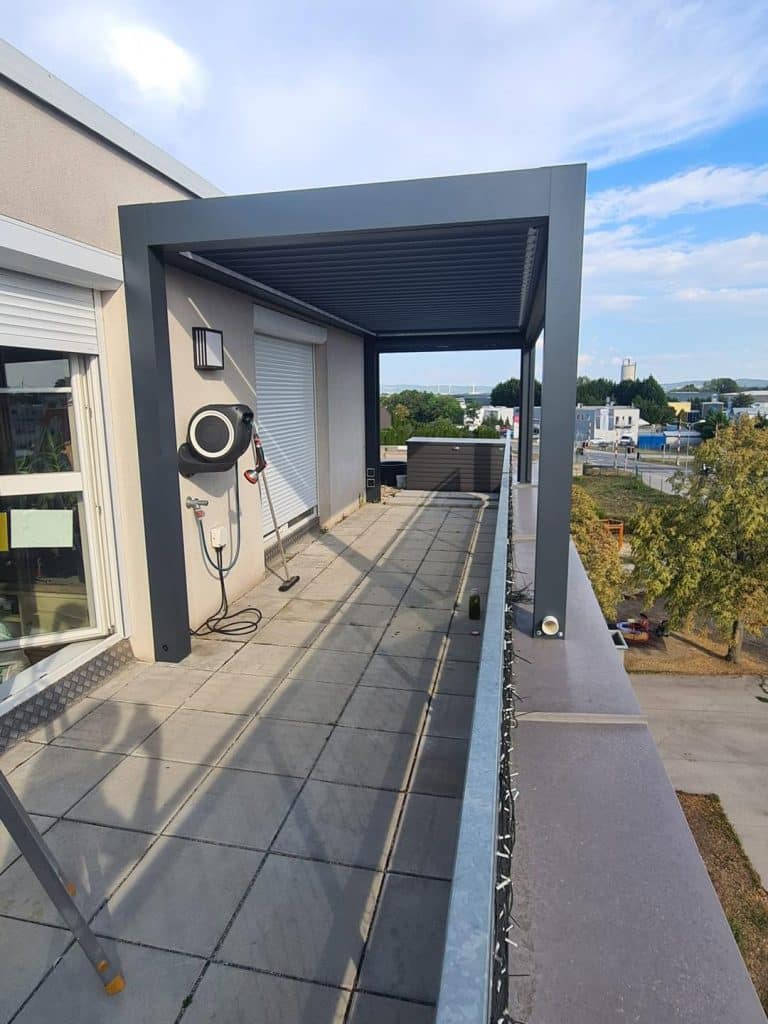 Lamellendach auf einer langen Dachterrasse in Unterwaltersdorf