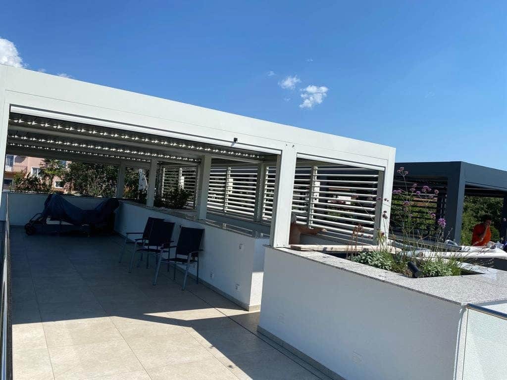 Lamellendach in Poreč mit Lamellenwänden auf einer Dachterrasse mit Hochbeeten und Sitzgruppe
