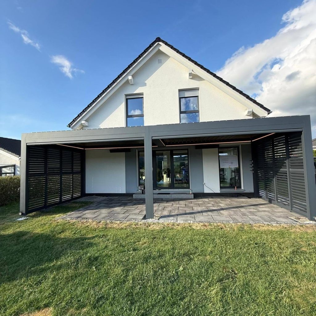 Lamellendach in Himmelskron mit Lamellenwand an einem Haus mit Giebel, fotografiert von der Gartenseite