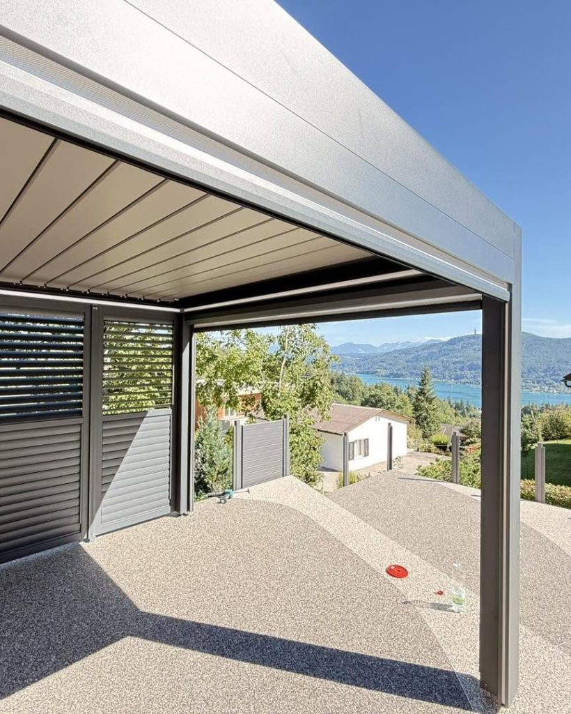 Lamellendach in Techelsberg am Wörthersee mit grauer Lamellenwand auf einer Terrasse mit Seeblick