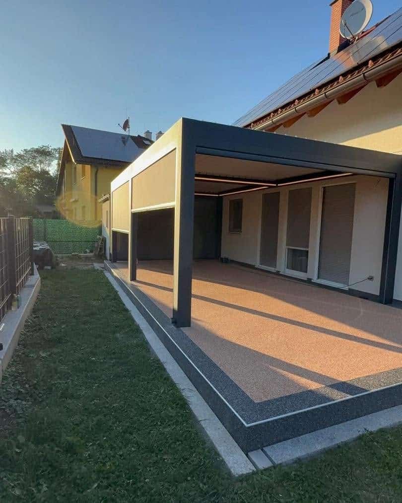 Lamellendach in Niederösterreich an einem Einfamilienhaus mit Terrasse und Rasenfläche im Abendlicht