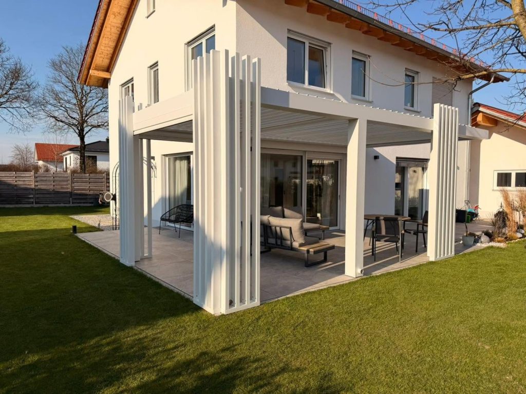 Weißes Lamellendach mit senkrechten Lamellen an einem Einfamilienhaus