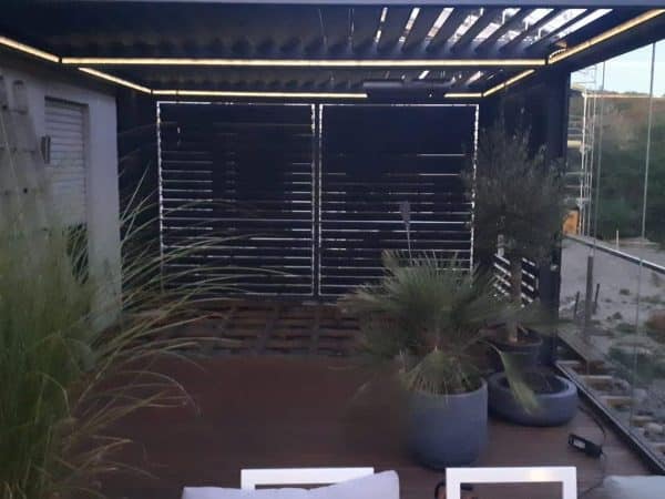 Glas und Lamellen kombiniert – Dachterrasse