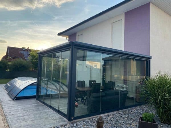 Glashaus am Pool – Glasschiebeelemente und ZIP