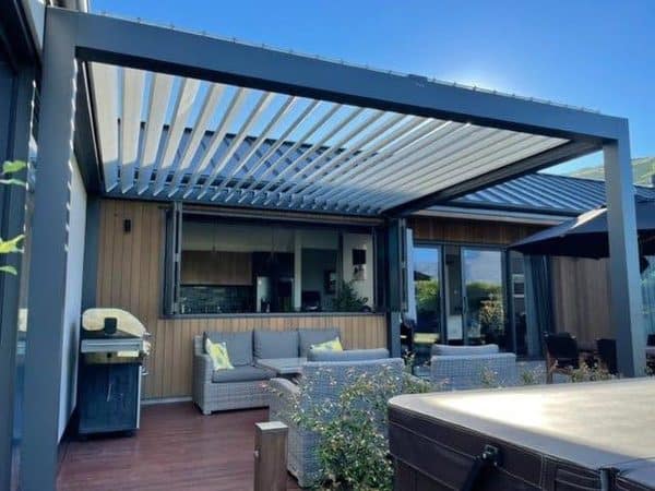 Lamellendach über der Outdoor-Küche – Grillplatz mit Hängelounge