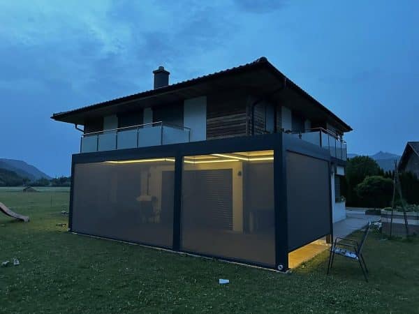 Rundum geschlossen am Abend – Wohnhaus mit Screens