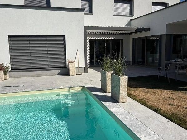 Lamellendach am Pool – Wohnhaus, Oberösterreich