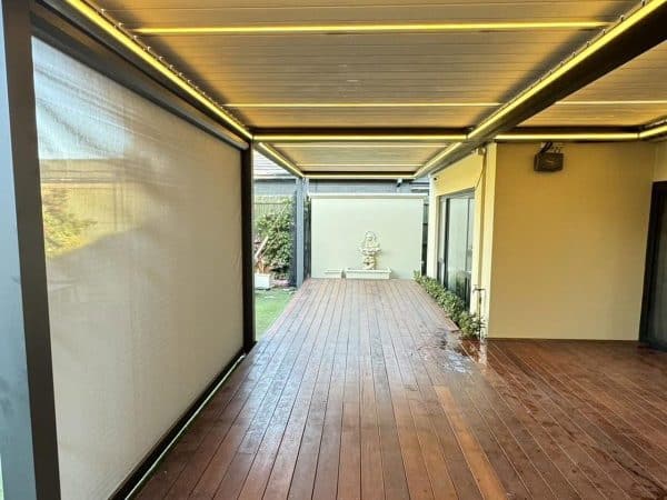 LED-Lichtleisten im Lamellendach – Terrasse mit Holzdeck