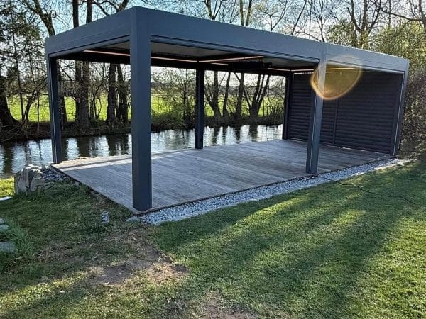 Freistehende Pergola am Wasser – Holzdeck, Marchtrenk