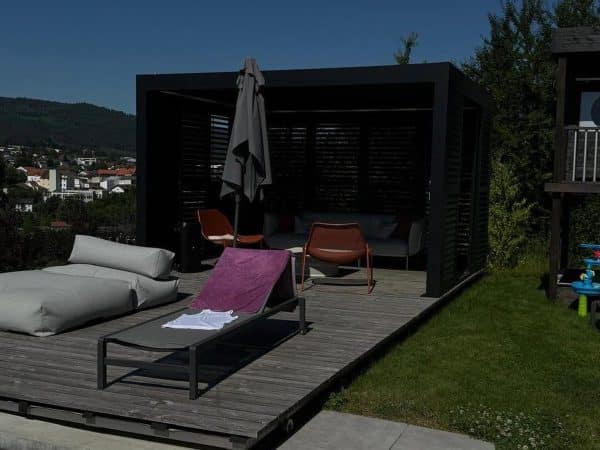 Lamellendach auf fahrbarem Pooldeck – Hanggrundstück, Tegernsee