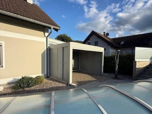 Lamellendach neben der Poolüberdachung – Garten mit Pool, Niederösterreich