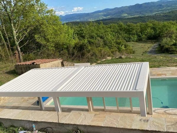 Poolüberdachung mit Lamellendach – Villa bei Pisa, Italien