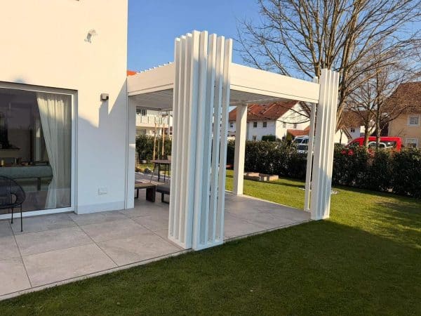 Senkrechte Lamellen als Design – Sonderbauweise, Wohnhaus