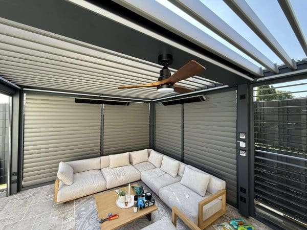 Horizontale Seitenlamellen – Lounge am Pool, Braunau