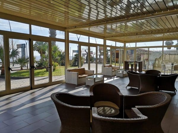 Lamellendach mit Glasschiebeelementen – Verglaste Terrasse, Gewerbe