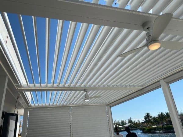 Lamellendach an der Bootsanlegestelle – Villa, Freeport (Bahamas)