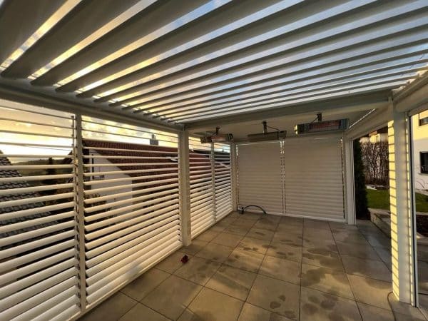 Weiße Lamellenwände rundum – Terrasse bei Reutlingen